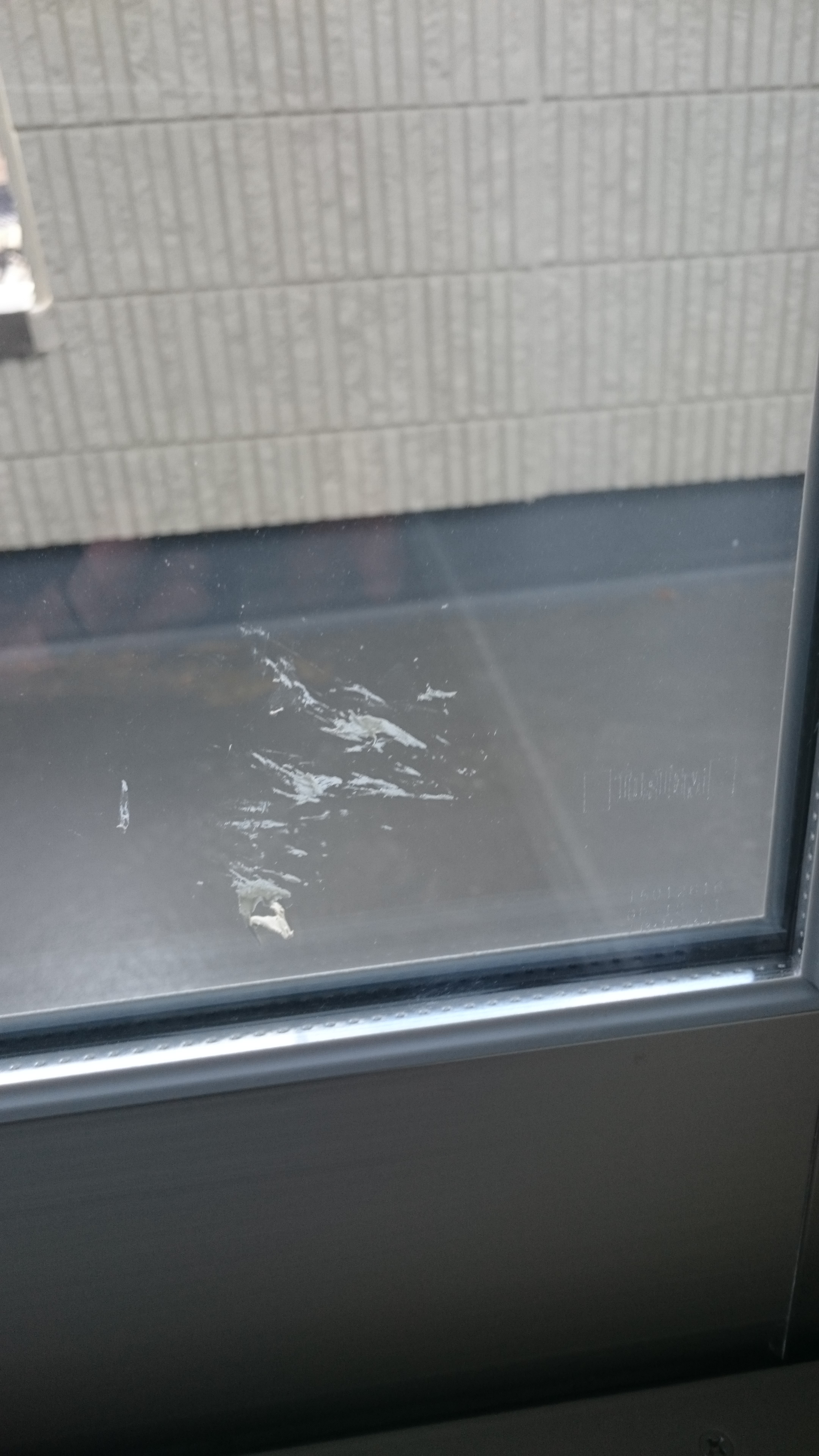 ガラス窓に付着した汚れ