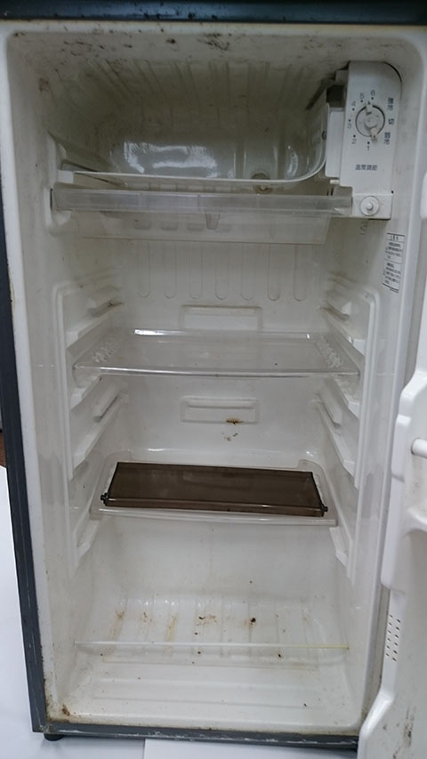 クリーニング前の冷蔵庫内の汚れ