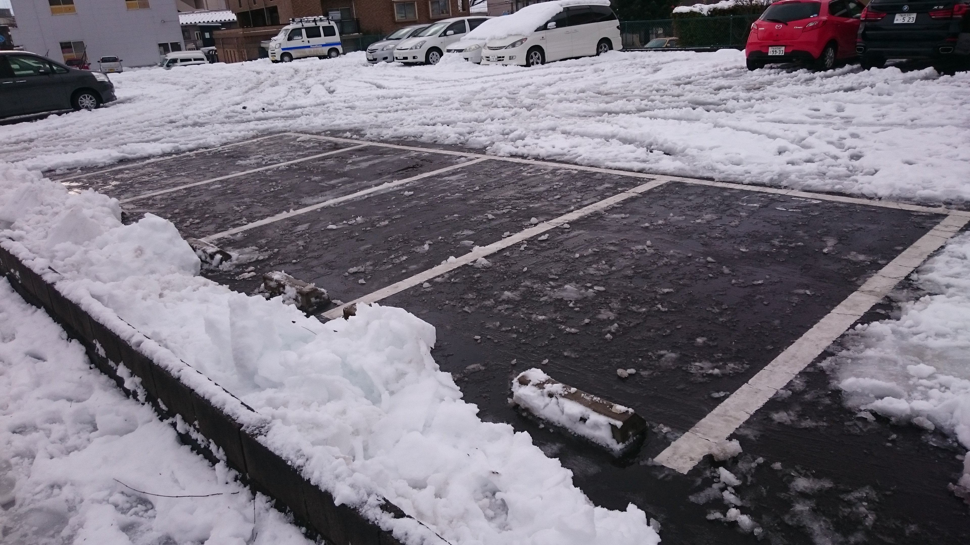 患者さんが駐車に不自由しないよう除雪します
